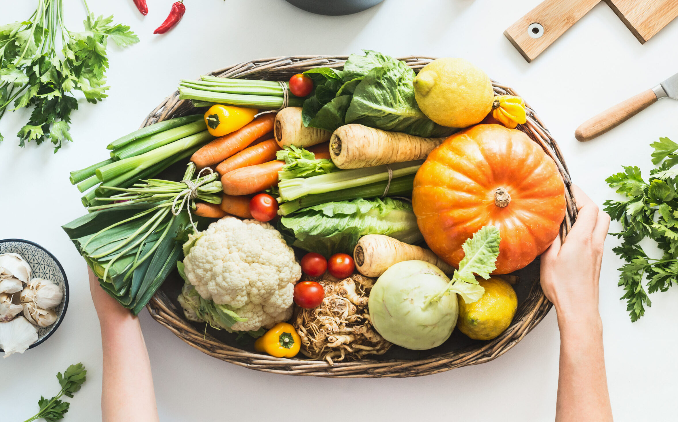 vegan. vegane Ernährung, vegetarisch, Ernährung, Gemüse, Obst, Gemüsekorb